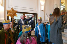 Naumburger Sternsinger zu Besuch beim Hessischen Ministerpräsidenten Volker Bouffier (Foto: Karl-Franz Thiede)